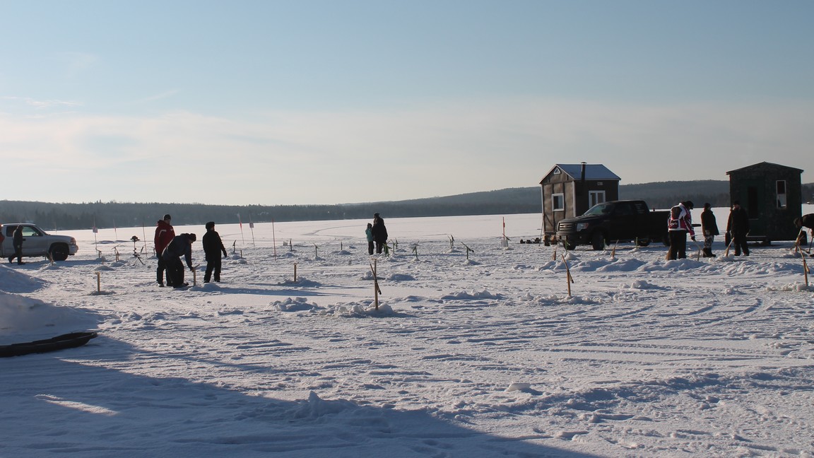 Des centaines de brimbales étaient dispersées sur le lac