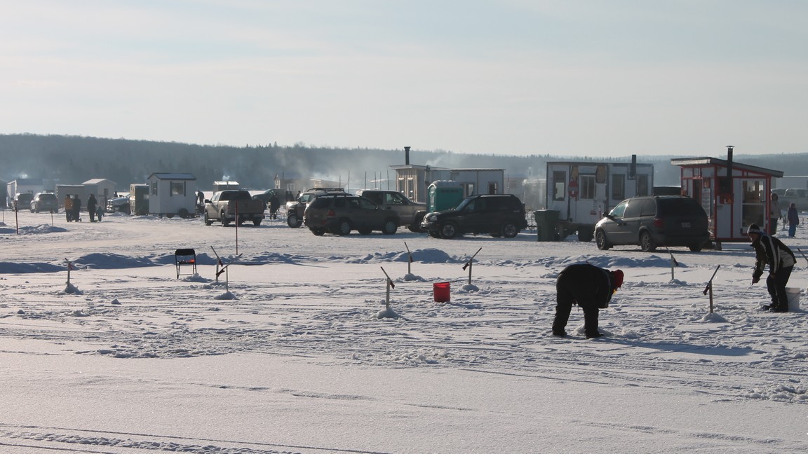 Plusieurs chalets étaient installés sur le lac Abénaquis à l'occasion du festival de pêche blanche