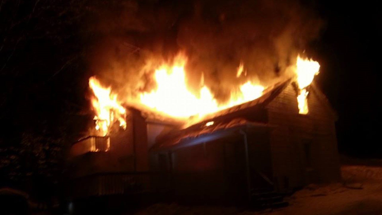 Hier, une résidence du rang Sainte-Marie, à Sainte-Sabine, a été ravagée par les flammes.