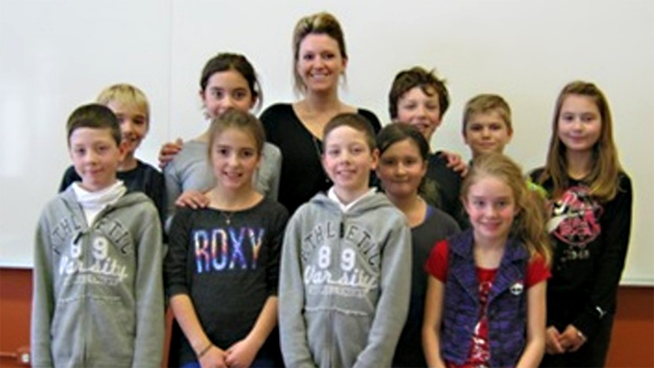 Sur la photo: Jacob et Isaac Bouffard, Rosalie Fortin, Laurence Padre, Marc-Antoine Lacroix, Anthony Duperré, Marie-Pier Lagotte, Tristan Houle, Ariane Paquet et Laurie Trépanier, en compagnie de Virginie Deblois, enseignante et responsable du comité d’environnement de l’école.