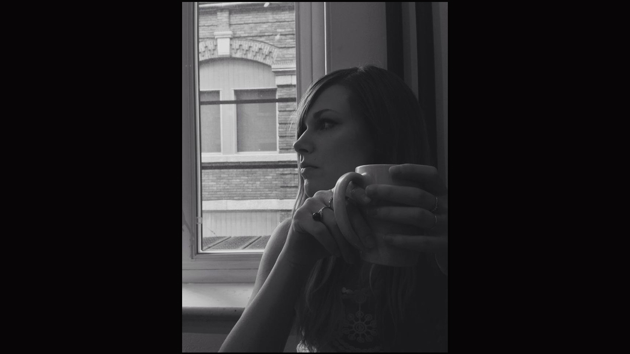 La chanteuse et animatrice radio Marie-Renée Grondin, Émeraude de son nom d’artiste, met en ligne son deuxième vidéoclip.