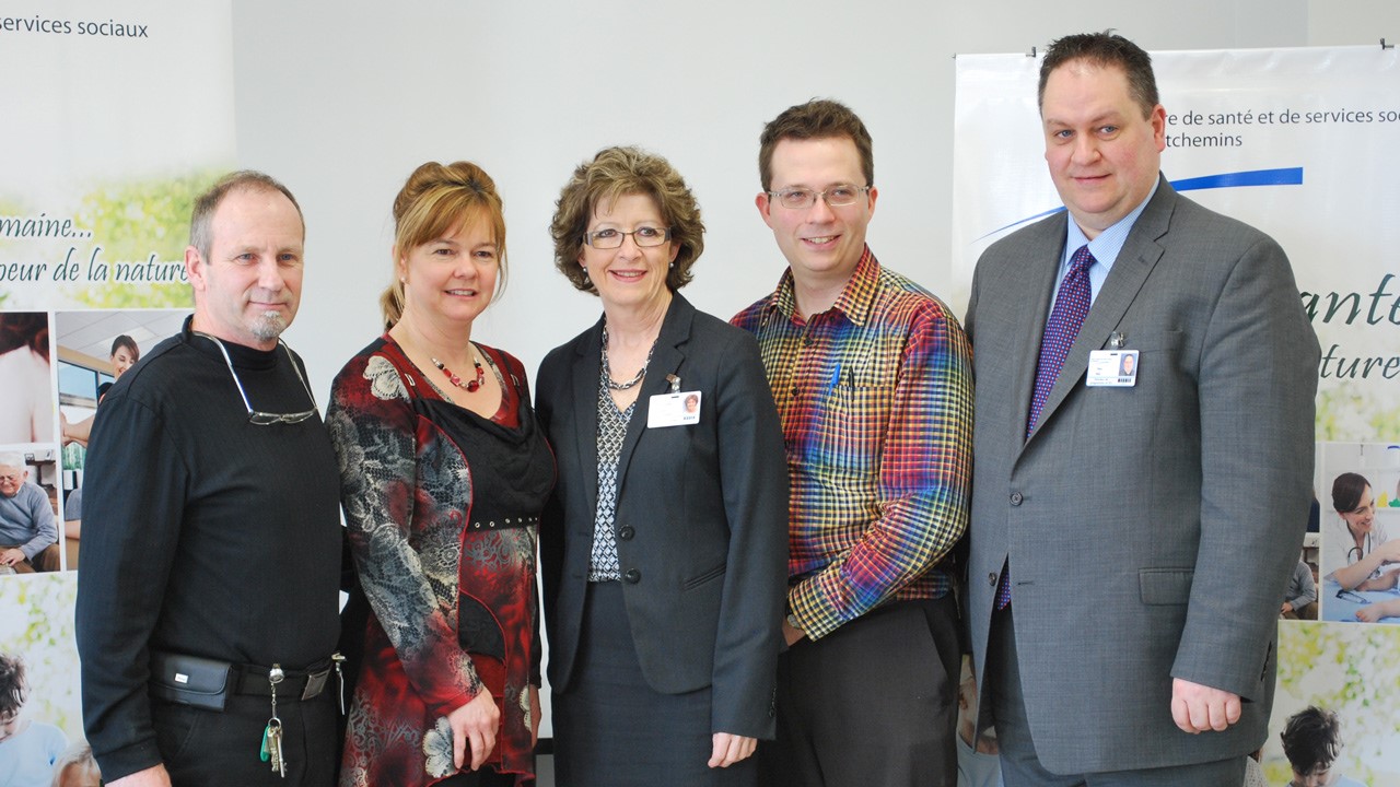 De gauche à droite : Robert Nadeau, chef des services techniques, Dre Paule Labbé, chef du département de médecine générale, Lucie Laflamme, directrice générale, Dr Simon-Pierre Belzil, directeur de l’UMF et Yves Roy, directeur de programme.