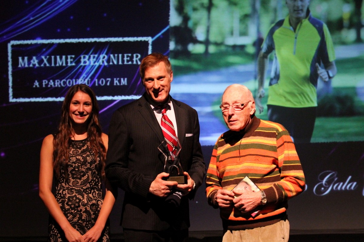 Maxime Bernier reçoit le prix Exploit sportif pour son 107km de course à travers la Beauce en 2013