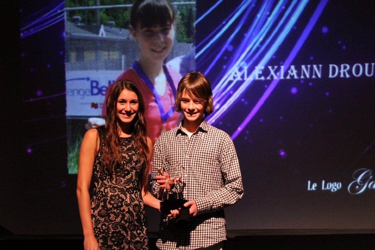 AlexiAnn Drouin Élitas en Tennis Féminin, le prix est reçu par son cousin