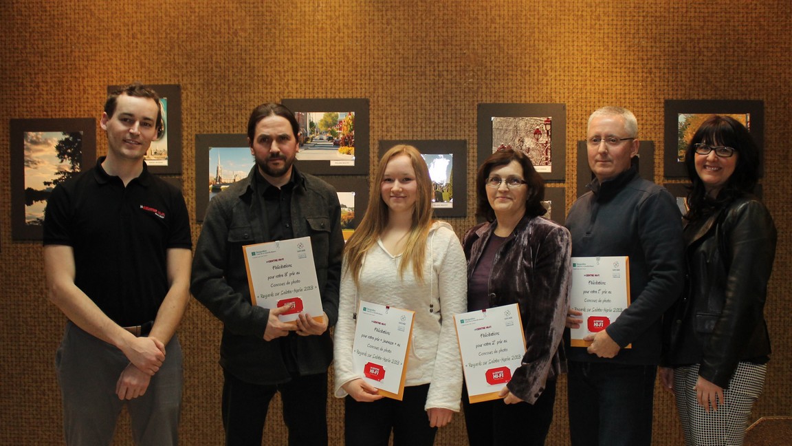 Les gagnants en compagnie d'un représentant du Centre Hi-Fi et d'une représentante des Caisses Desjardins