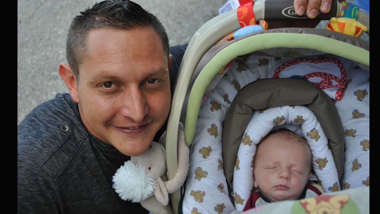 Sur la photo: Vincent Dijoux et son fils Théo.