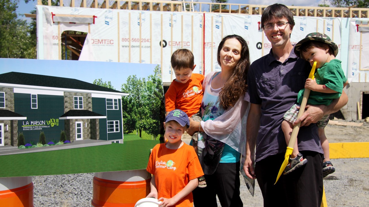 Guillaume Cormier et Julie-Anne Martel lors de la construction de la Maison Les't Go.
