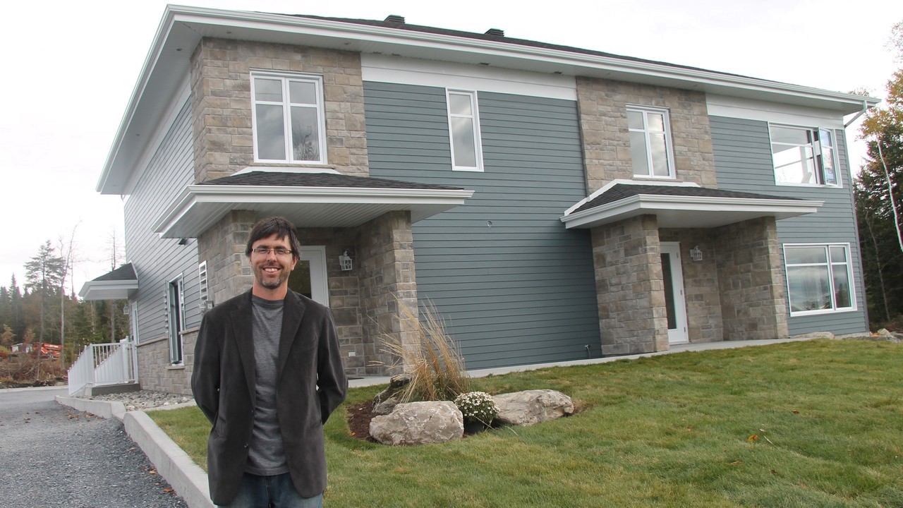 C'était journée portes ouvertes ce samedi à la Maison Les't Go. Ici, Guillaume Cormier, co-initiateur du projet, pose devant le nouvel édifice.