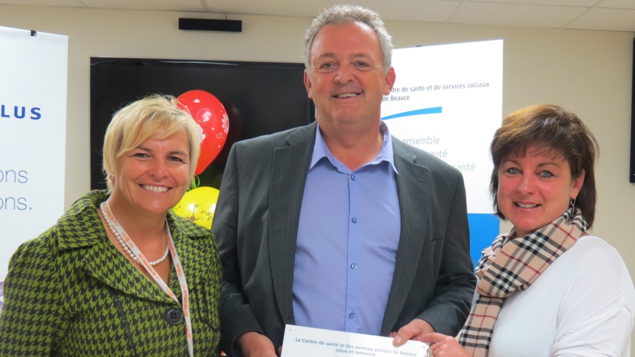 Marie-Josée Gamache, directrice générale adjointe du CSSSB, Christian Chabot, directeur compte principal- secteur santé- marchés publics et parapublics de Telus et Manon Veilleux, présidente du CA de la Fondation du CHBE