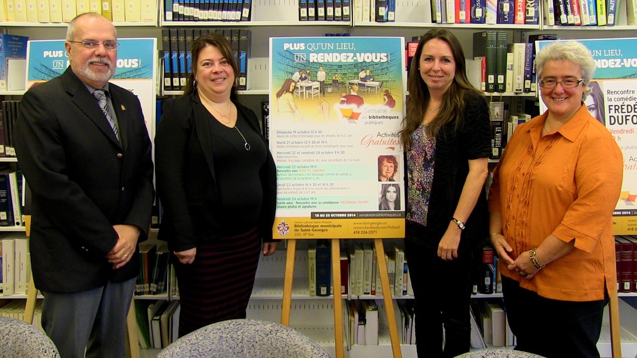 Le maire Claude Morin, Karen Veilleux, Marie Tanguay et Carole Paquet ont dévoilé la programmation de la Semaine des bibliothèques publiques.