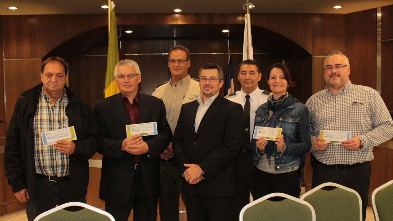 En avant de gauche à droite: Roland Gagné du Sillon, Pierre Pépin, président de Partage au Masculin, Bastien Létourneau président d'honneur, Cathy Fecteau, directrice du Bercail et Robert Gagné de Club Kiwanis de Saint-Georges.
Derrière: le sergent Dominic Marcoux et le capitaine Daniel Desmarais