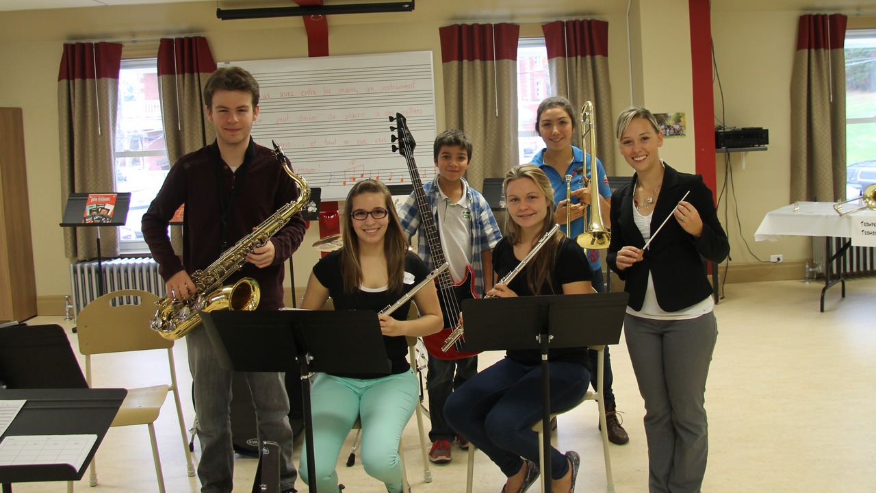 Lors de la visite de l'école, des élèves ont joué de la musique, question de présenter le profil "Artistique".