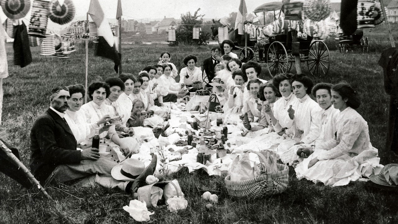« Pique-nique sur l’île (place centre-ville) – 1910 ». Image tirée du livre « Saint-Georges, une force de caractère ». Éditions GID.