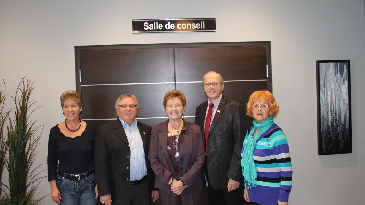 La mairesse Huguette Plante en compagnie de conseillers municipaux.