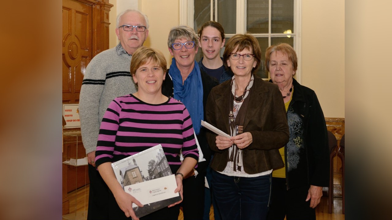Le premier prix a été décerné à Mme Lyne Sylvain de Saint-Joseph (deuxième à droite) pour sa photo intitulée « L’entrepreneuriat beauceron ».
