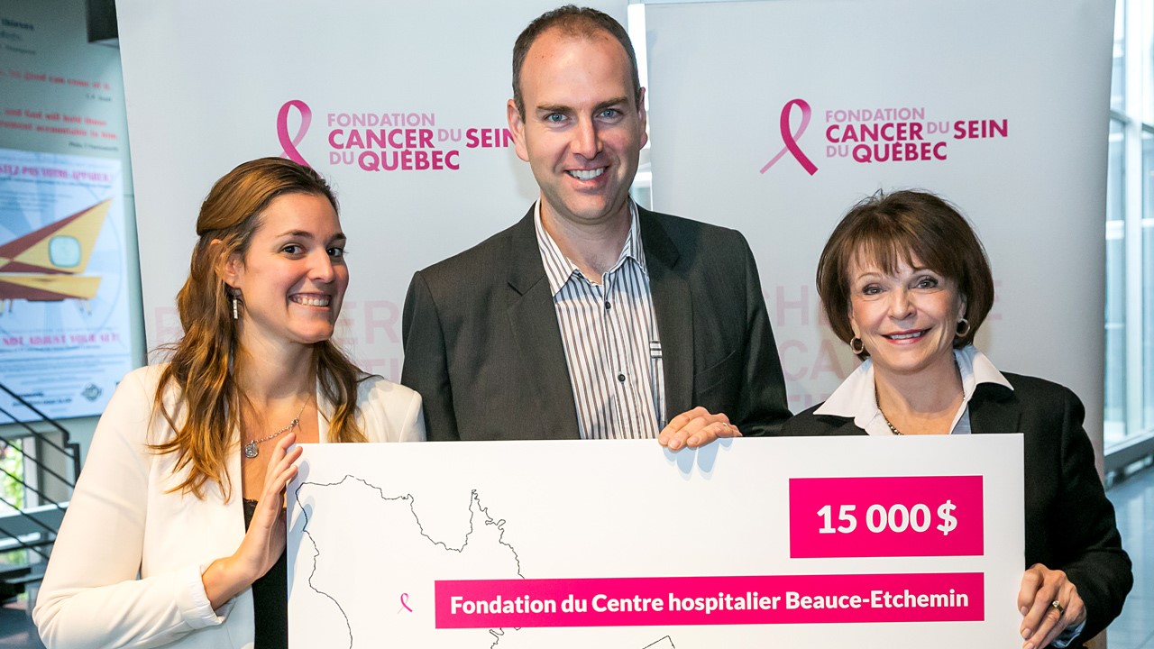 De gauche à droite : Hélène Letellier, coordonnatrice, programme de soutien et d’investissement dans la communauté, Claude Poulin, administrateur à la Fondation du Centre hospitalier Beauce-Etchemin et Francine Cléroux, présidente-directrice générale de la Fondation du cancer du sein du Québec lors de la remise du don à Montréal.