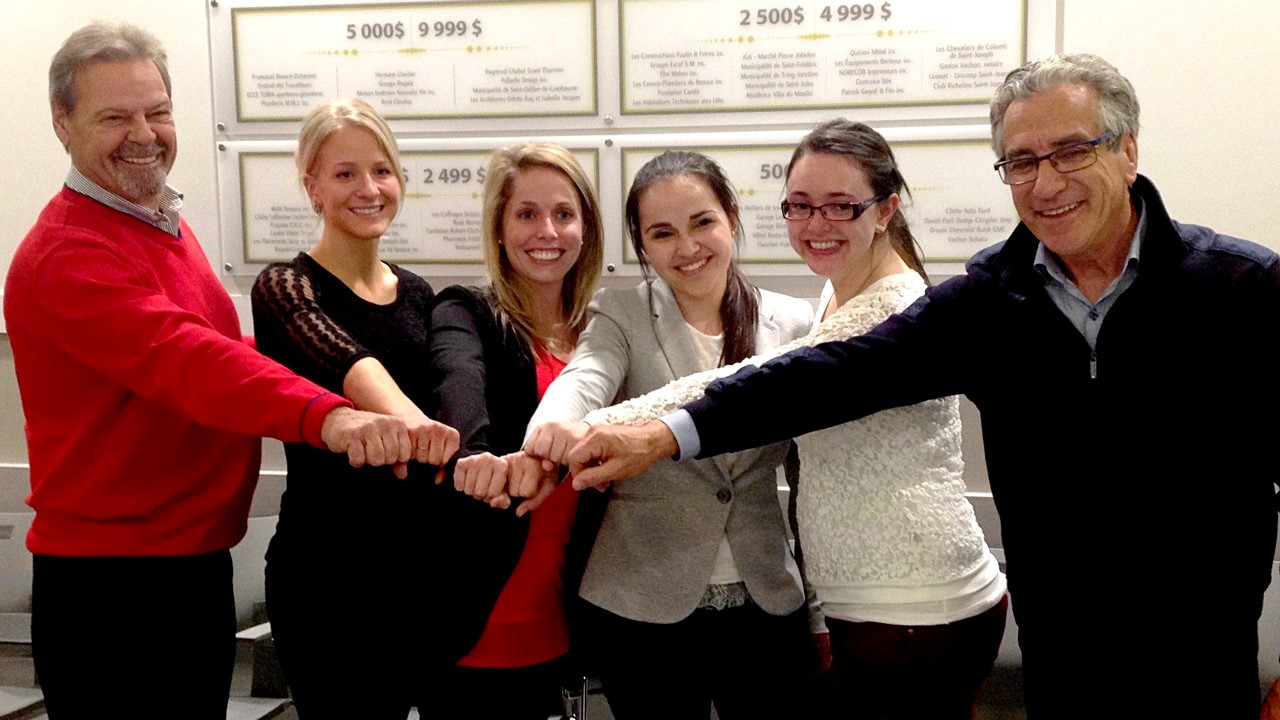 André Spénard, député de Beauce-Nord, et  Michel Roy, président de la Coopérative de santé, en compagnie des finissantes en médecine familiale, Marie-Soleil Gonthier, Catherine Jacques, Anne-Sophie Bouffard et Sophie Maheux.