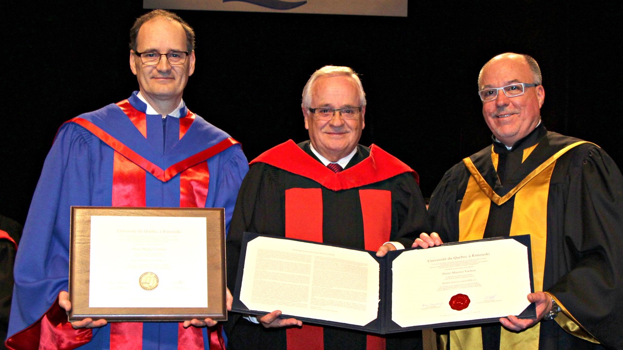 De gauche à droite: Jean-Pierre Ouellet, recteur de l'UQAR, Pierre-Maurice Vachon et André G. Roy, secrétaire général de l’Université du Québec.