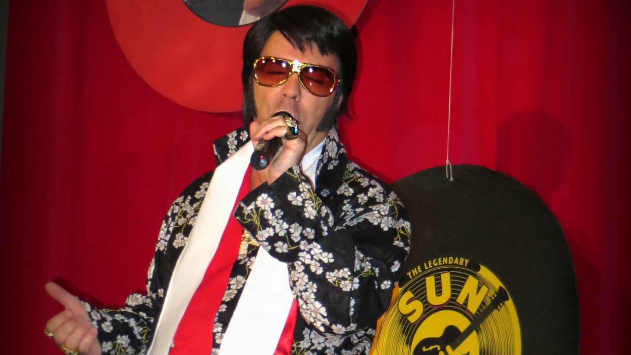 Le Georgien Dario Roy remporte un concours de personnification d’Elvis à Québec. Photo: Manon Tremblay.