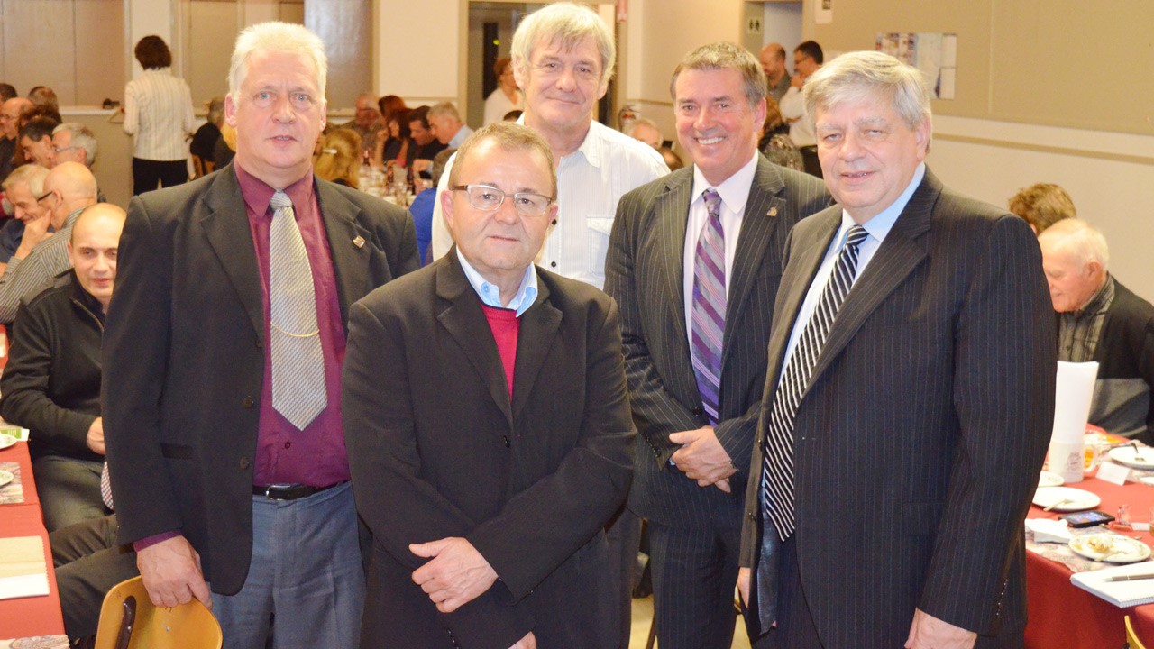 Pierre Gilbert, président du Comité de Développement de Sainte-Aurélie, Mario Pouliot, Yvon Veilleux (à l’arrière) et Yvon Lévesque, conférenciers, Gilles Gaudet, maire de Sainte-Aurélie