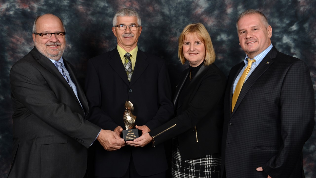 Serge Roy (deuxième à gauche) s’est vu remettre le Prix d’excellence 2014 de l’Association des gestionnaires des établissements de santé et de services sociaux (AGESSS) pour la région Chaudière-Appalaches.