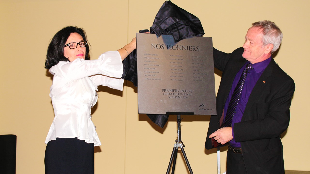 Dévoilement de la plaque des pionniers