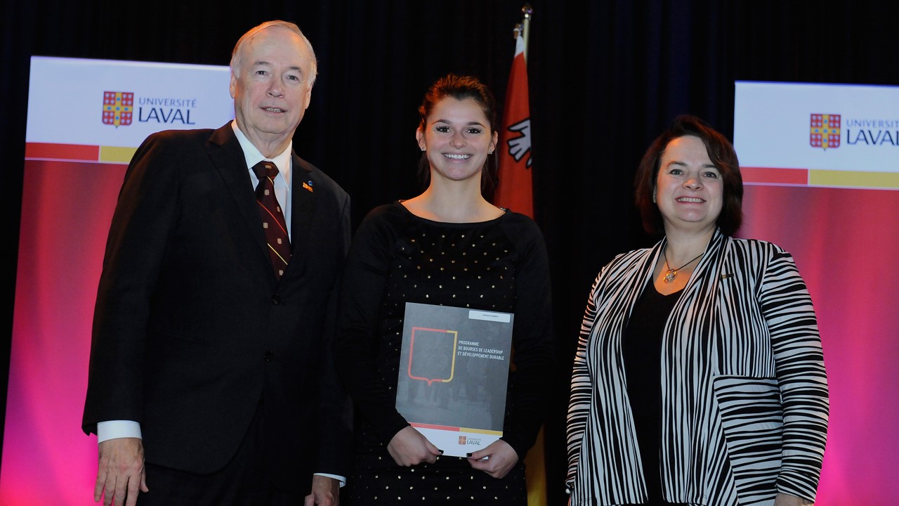 De gauche à droite: Denis Brière, recteur de l’Université Laval, Josiane Langlois de Saint-Georges et Nicole Lacasse, vice-rectrice adjointe aux études et aux affaires internationales.