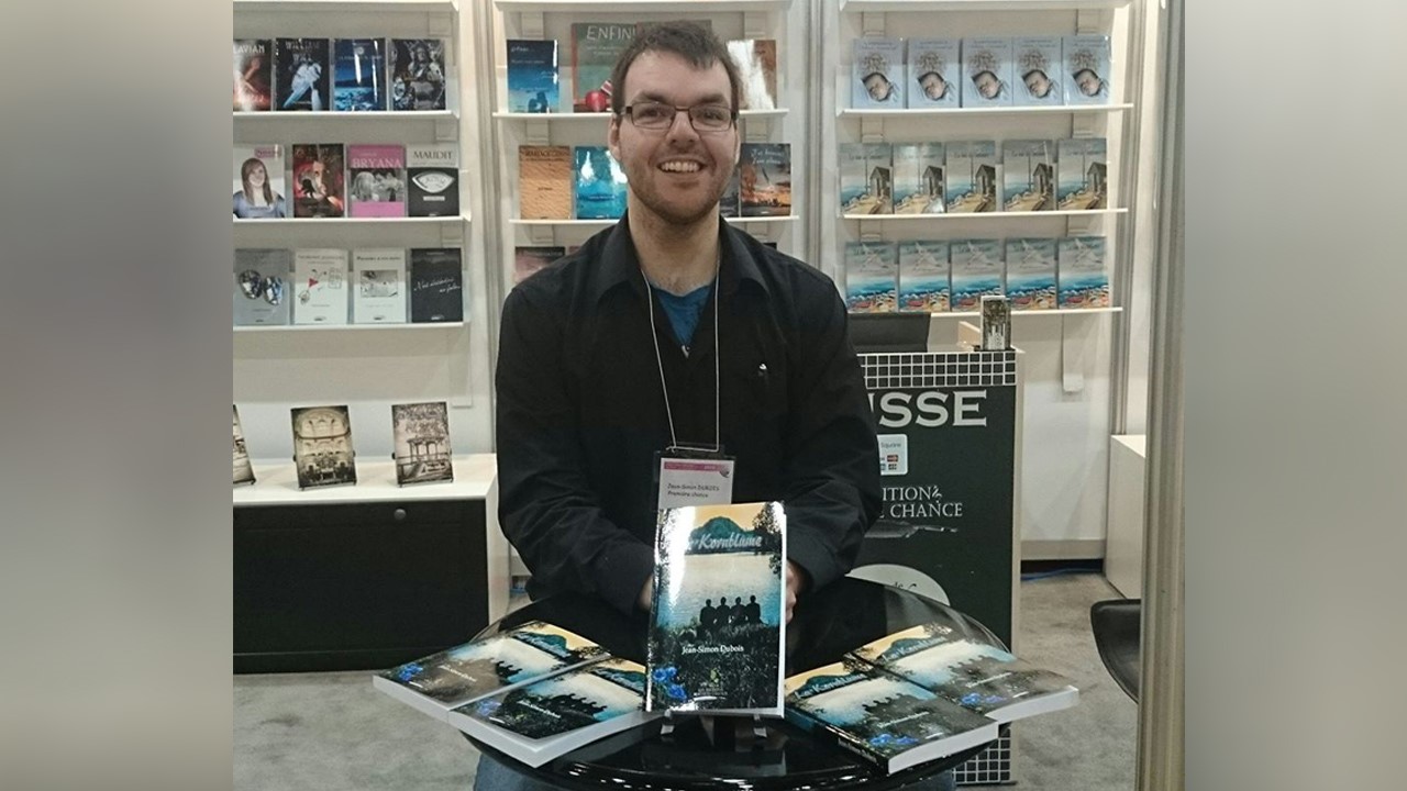 L’auteur Jean-Simon Dubois en séance d’autographe à Saint-Georges
