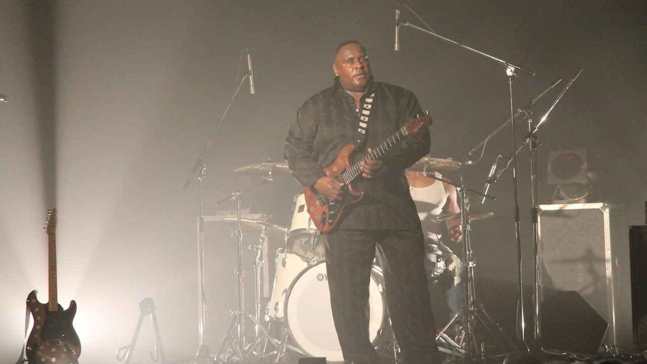 Carson Downey est le chanteur et le guitariste de la formation. 
