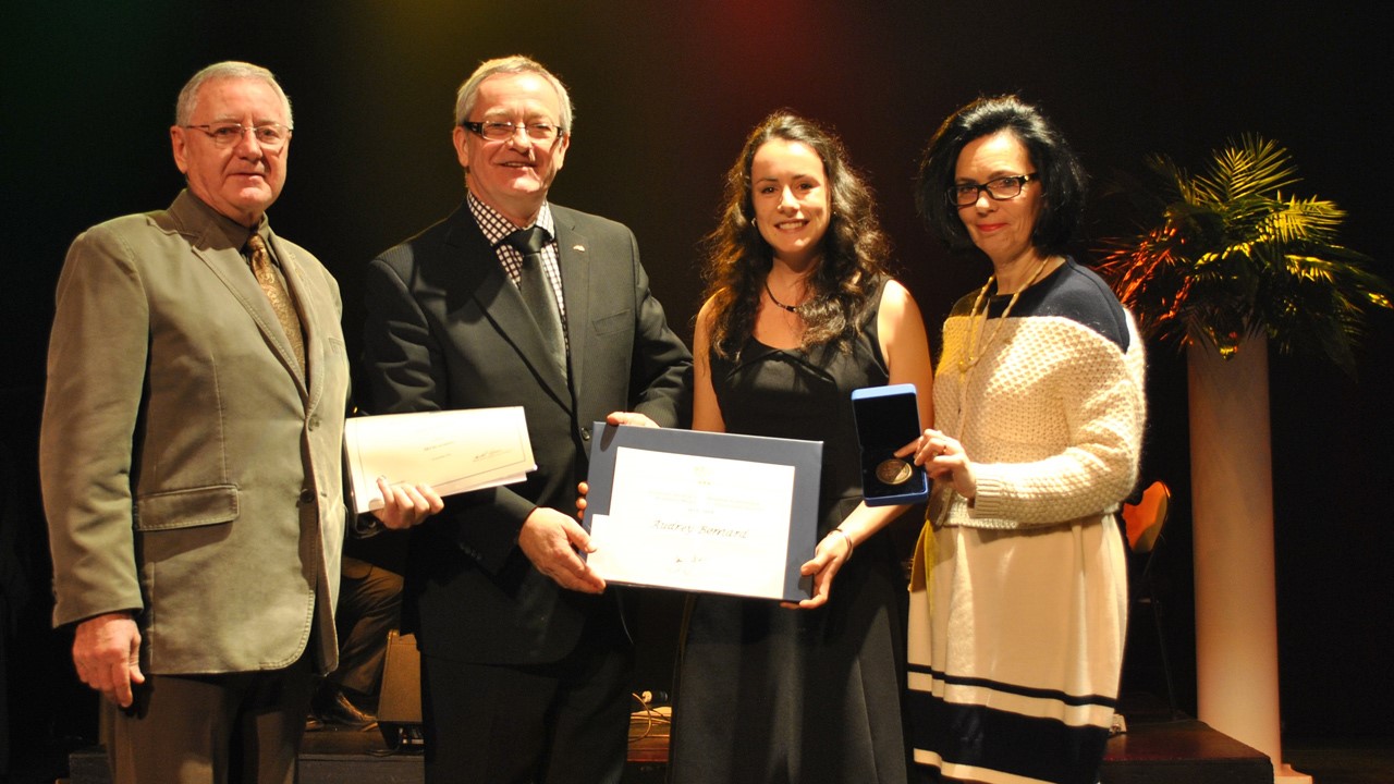 la récipiendaire de la bourse du Mérite scolaire, Audrey Bernard, entourée de Michel Carrier, président de la Fondation du Cégep, Mario Landry, DG du Cégep, et Rachel Aubé, directrice des études du Cégep.