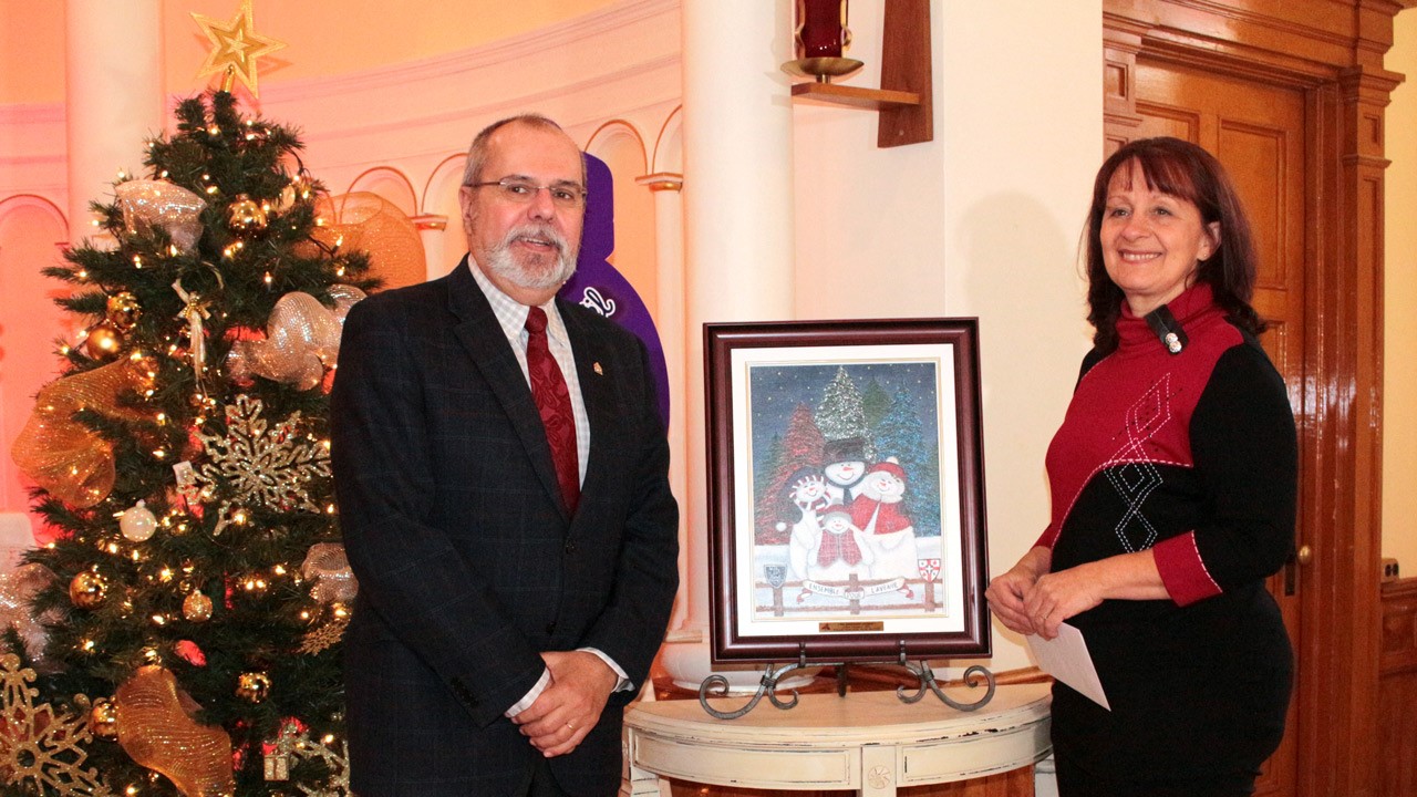 Sur la photo: Le maire de Saint-Georges, Claude Morin, et la gagnante du concours «Noël dans ma cité», Céline Lachance