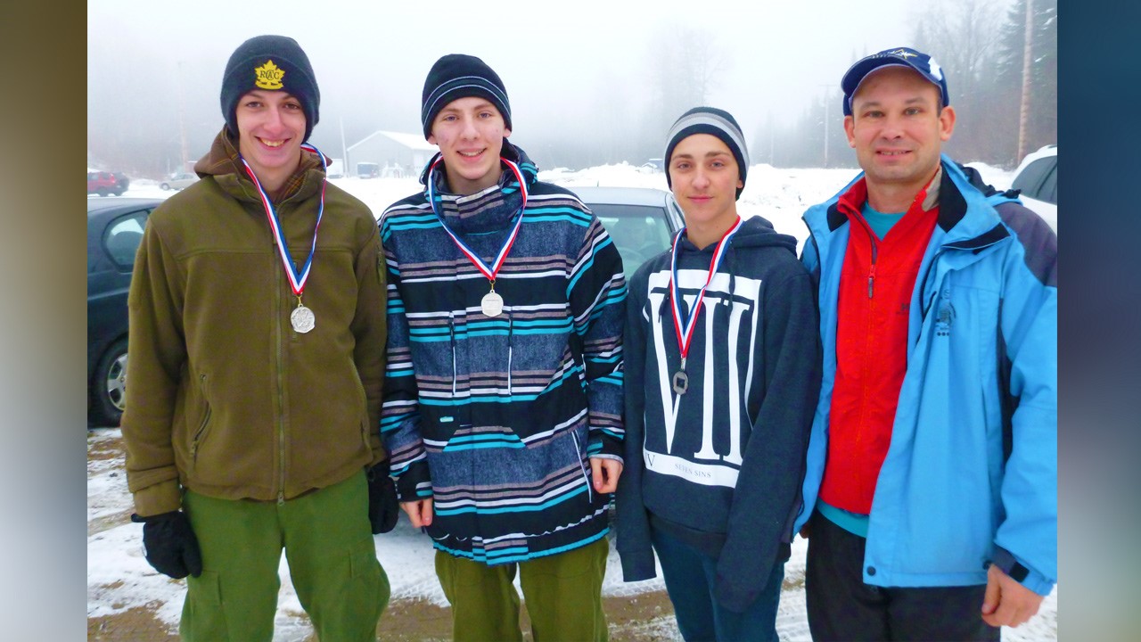 De gauche à droite : Olivier Boulanger, Julien Veilleux-Bonneville, Antoine Bêty et Lieutenant Michel Gasseau, directeur du centre de biathlon.