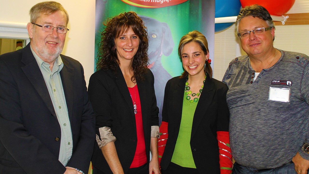 M. Gaston Caron, président de la Fondation du CRDP-CA, Mme Josée Vachon et Mme Lyne Baril, auteure et illustratrice et ainsi que M. Yves Nadeau, membre de la Fondation du CRDP-CA