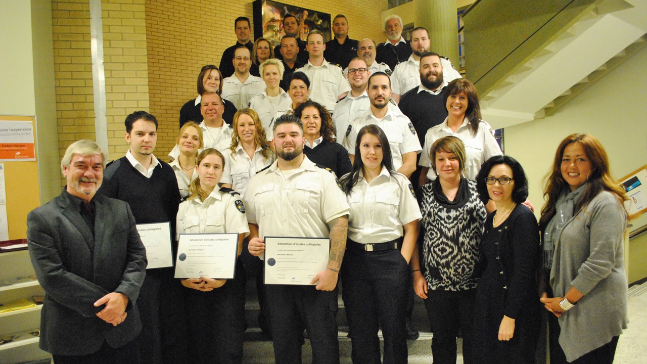Les nouveaux diplômés sont accompagnés du directeur général de CAUCA, Daniel Veilleux (à gauche à l'avant), et de Rachel Aubé, directrice des études du Cégep, et Caroline Bouchard, directrice de la formation continue (à droite à l'avant)
