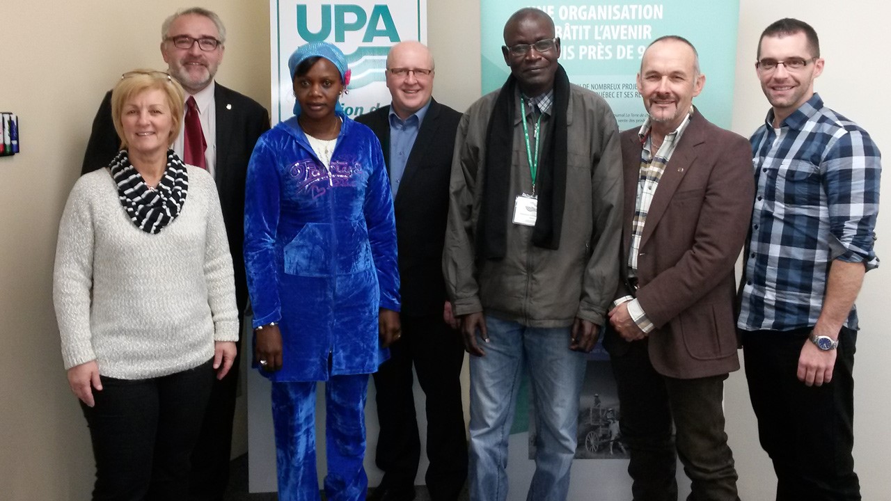 Dans l’ordre habituel : Luce Bisson (membre du comité d’accueil), Paul Doyon (président de la Fédération de l’UPA de la Chaudière-Appalaches), Fatou Benetou Diop, Normand Côté (membre du comité d’accueil), Ndiawar Diop, Jean Lambert (2e vice-président de la Fédération de l’UPA de la Chaudière-Appalaches) et François Gamache (agent syndical à la Fédération de l’UPA de la Chaudière-Appalaches et coordonnateur du comité d’accueil)
