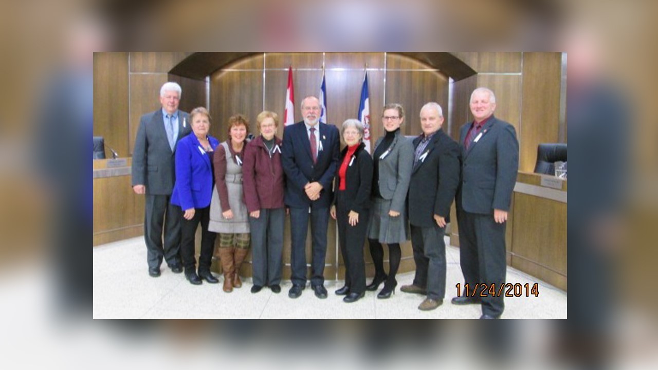 Sur la photo: M. Tom Redmond, Mme Irma Quirion, Mme Solange Thibodeau, Mme Marguerite Tanguay,
M. Claude Morin maire, Mme Normande Roy, Mme Manon Bougie pro-maire, M. Renaud Fortier et M. Jean Perron