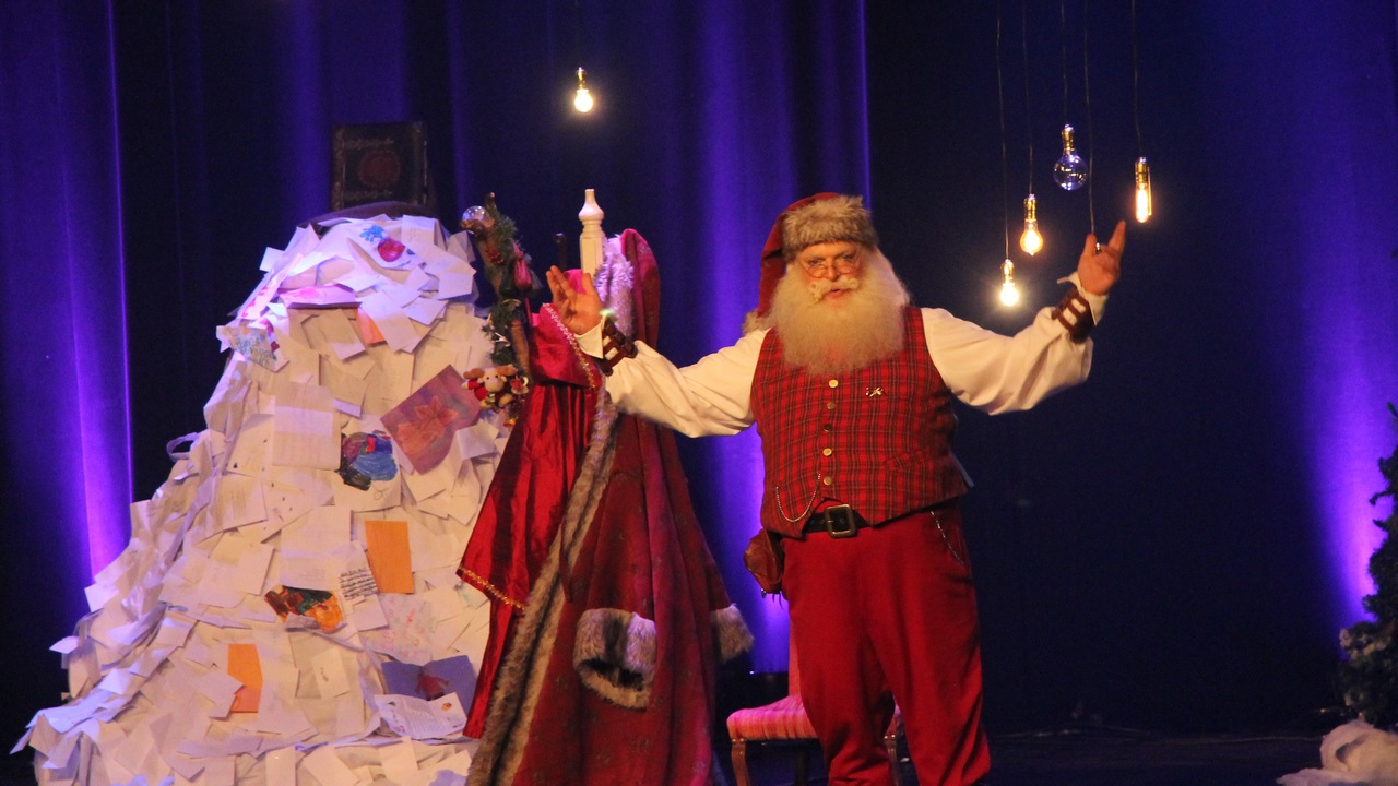 Nicolas Noël était en spectacle à la salle Alphonse-Desjardins ce dimanche 30 novembre. Des centaines d'enfants étaient présents afin de voir le sympathique homme à la barbe blanche.
