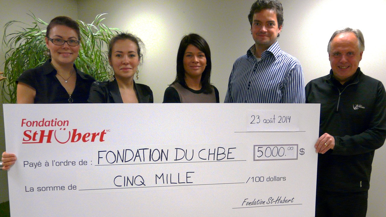 De gauche à droite, Marie-Ève Beaulieu et Isabelle Beaulieu, co-propriétaires de la Rôtisserie St-Hubert de Saint-Georges, Stéphanie Caron, Dominic Drouin et Bernard Morin, membres du comité organisateur du Triathlon du Lac-Poulin.
Absents sur la photo, Édith Vignola et Claude Poulin, membres du comité organisateur du Triathlon du Lac-Poulin.