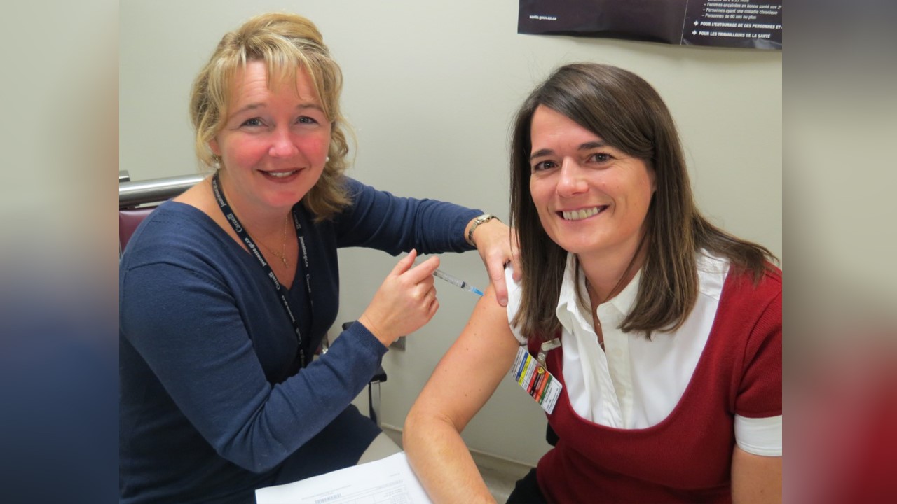 Sur la photo, Fanny Nadeau, infirmière et conseillère en santé, sécurité et mieux-être au travail et Mme Marie-Claude Bélanger, directrice générale du CSSSB qui reçoit le vaccin.