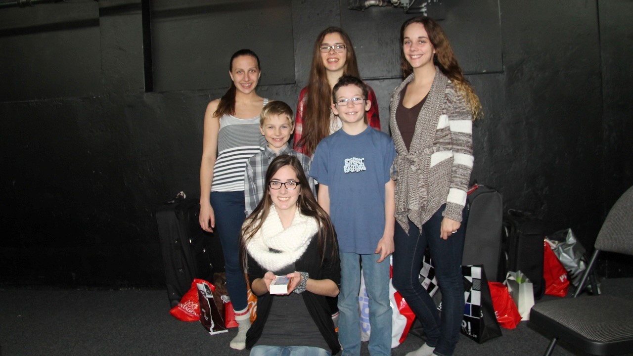 Les comédiens : Pamela Doyon, Nathan Morin, Nathan Boulanger, Marie-Ève Turcotte, Samantha Boucher, Melisa Veres et James Lessard-Caron (absent sur la photo).
