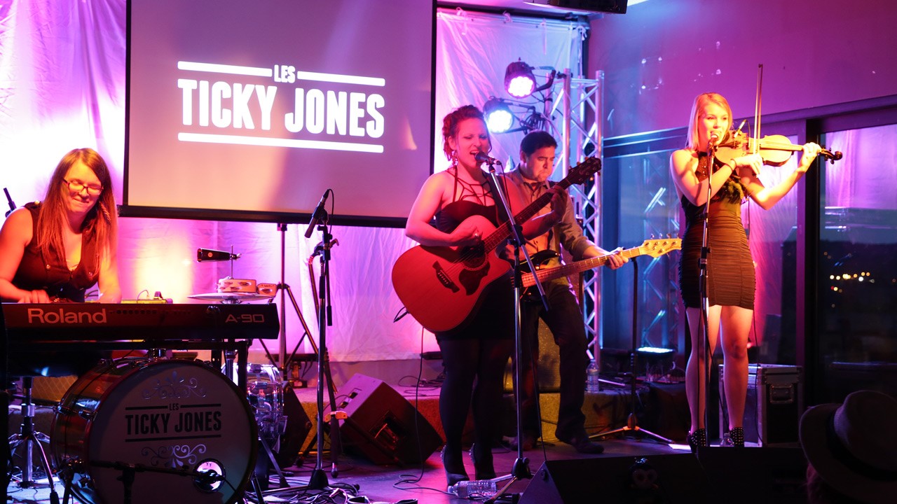 Le trio féminin Les Ticky Jones, formé de Michelle Lambert, Johanne Aubé et Vicky Vachon, accompagnées par Billy Roy, lance un second album intitulé « Live 2014 ».