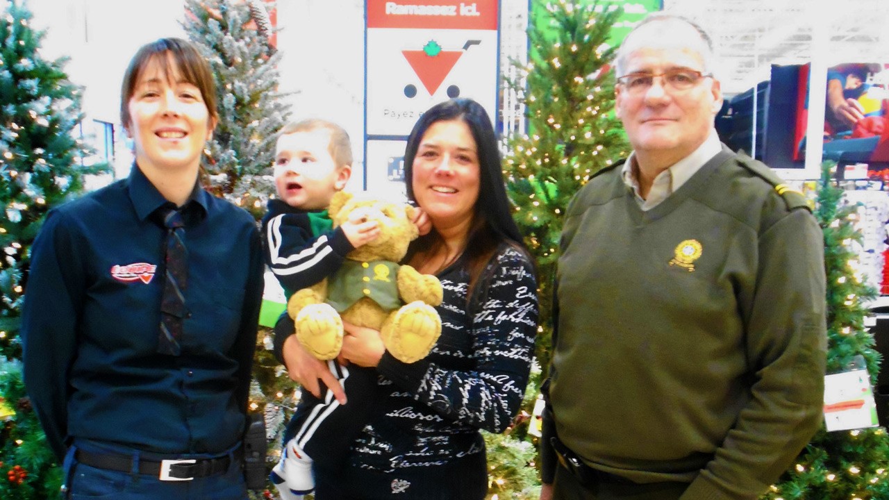 Sur la photo: Lucie Labbé, gérante au Canadian Tire de Saint-Georges, une maman avec son enfant et le sergent Mario Thiboutot