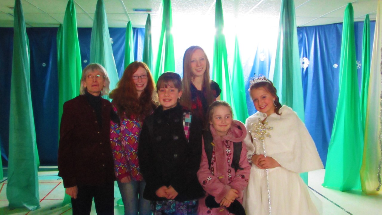Sur cette photo, on peut voir l’ensemble des personnes impliquées dans ce projet. De gauche à droite : Mme Josette Labbée, Mme Tania Thompson, Mme Jolyane Poulin, Mme Sabrina Thompson (un peu reculé), Mme Marianne Smith et Mme Ann-Sophie Gupta.
