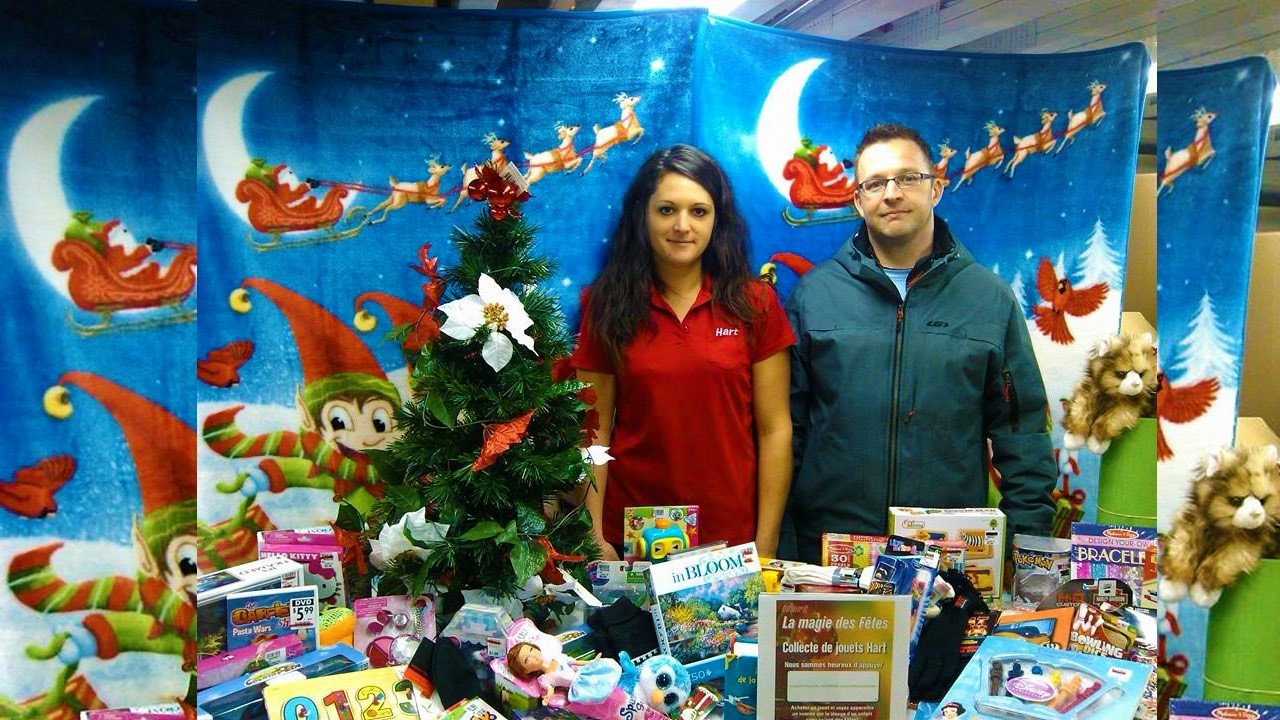 Sur la photo: L’assistante-gérante de Hart Saint-Georges, Nancy Labonté, remet les 212 cadeaux au coordonnateur de l’AIS, Manu Rodrigue.