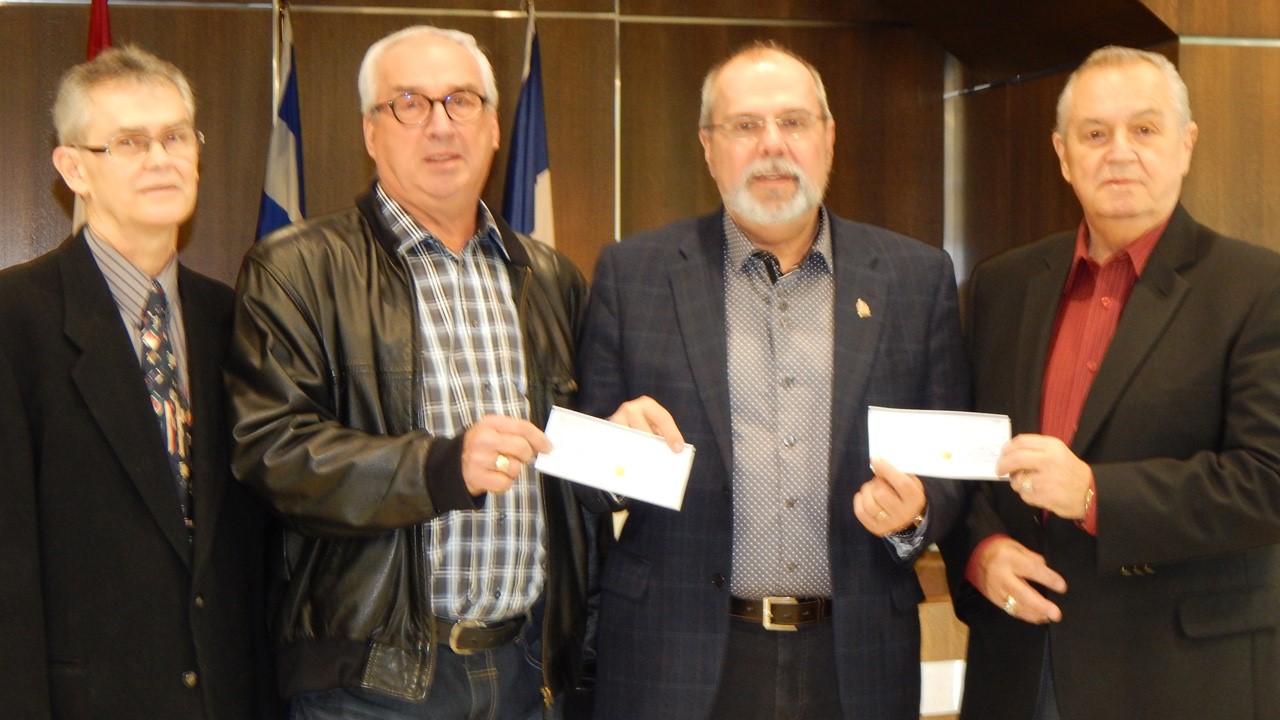 Sur la photo, de gauche à droite: Richard Veilleux, Chevalier, Coordonnateur de la Guignolée 2014, Claude Duval de la Société Saint-Vincent de Paul de Saint-Georges, Claude Morin président d'honneur et maire de la Ville de Saint-Georges, Caroll Morin de la Société Saint-Vincent de Paul de l'Assomption