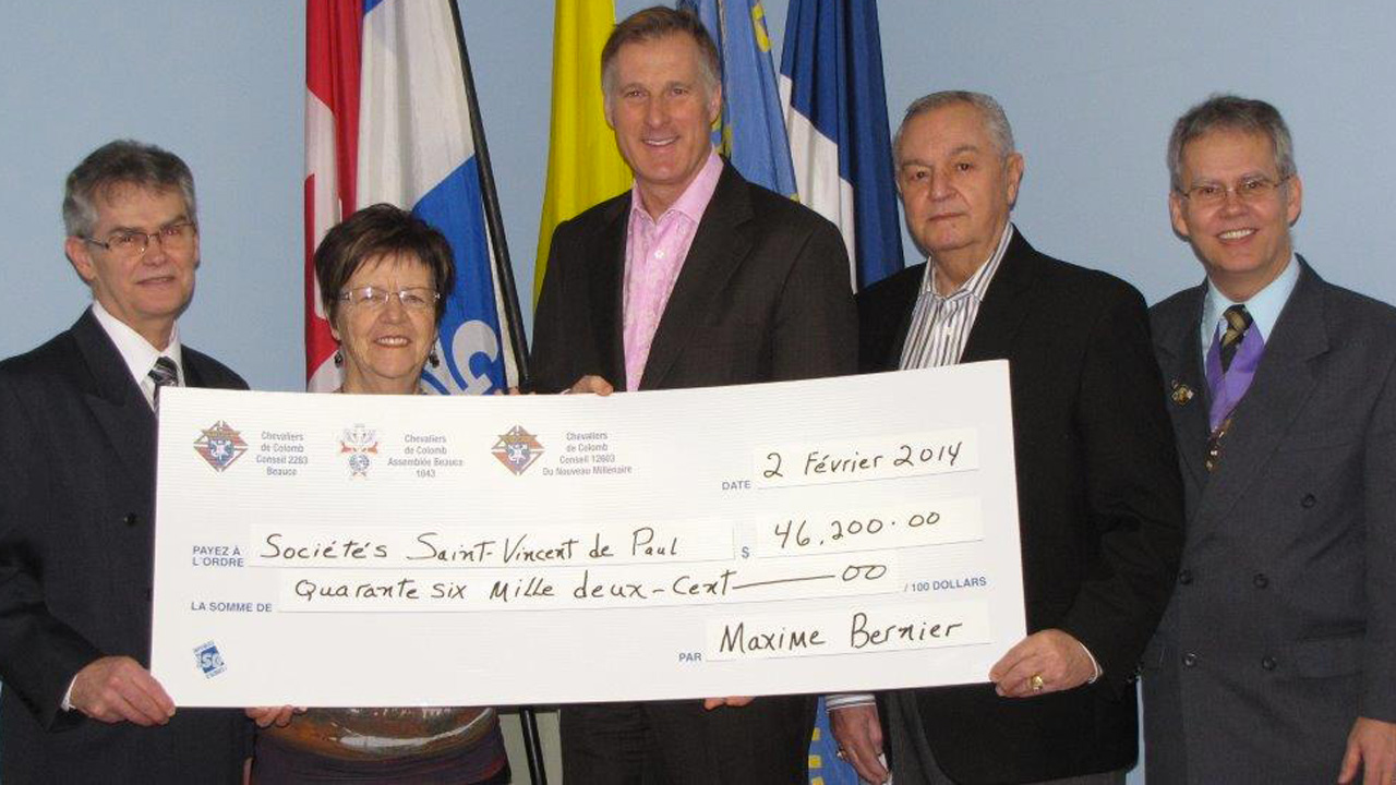 La remise du chèque aux deux Saint-Vincent de Paul de Saint-Georges avec Richard Veilleux coordonnateur de la collecte, Lucette Thibault de la Saint-Vincent de Paul de Saint-Georges, Maxime Bernier, président d’honneur de la collecte, Caroll Morin, de la Saint-Vincent de Paul de l’Assomption, et de Gérard Veilleux, Grand Chevalier du conseil 2283.