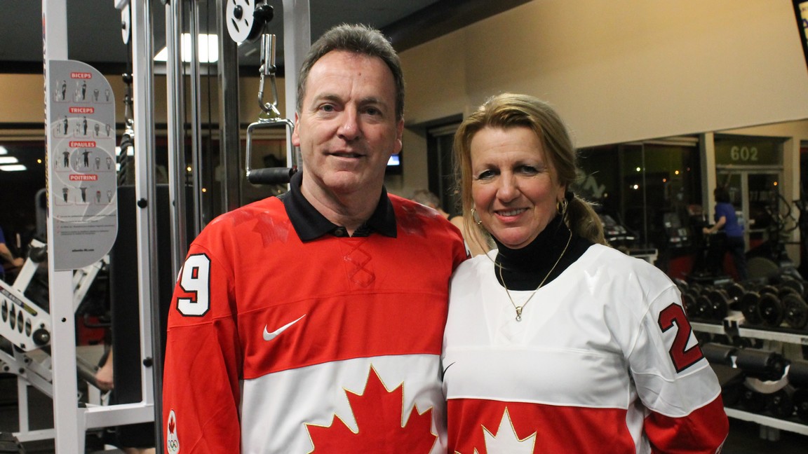 Les parents de Marie-Philip, avec un chandail d'équipe canada