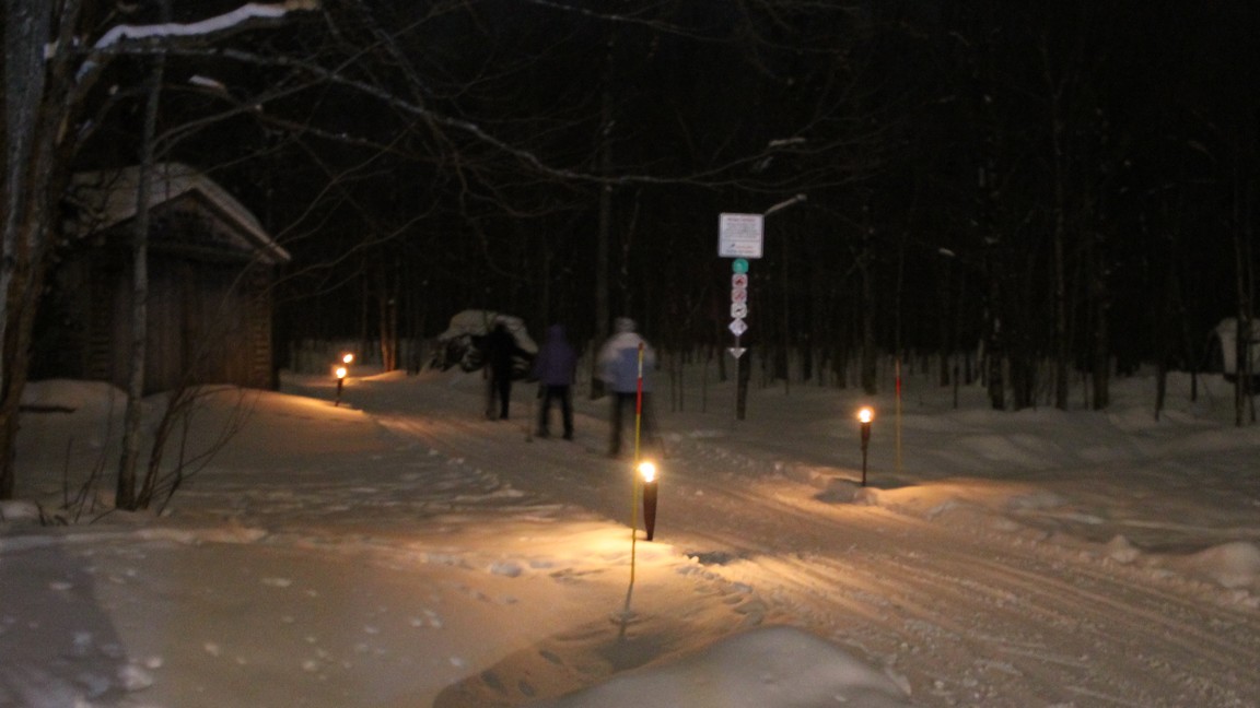 Les sentiers de ski de fond étaient illuminés par plusieurs flambeaux