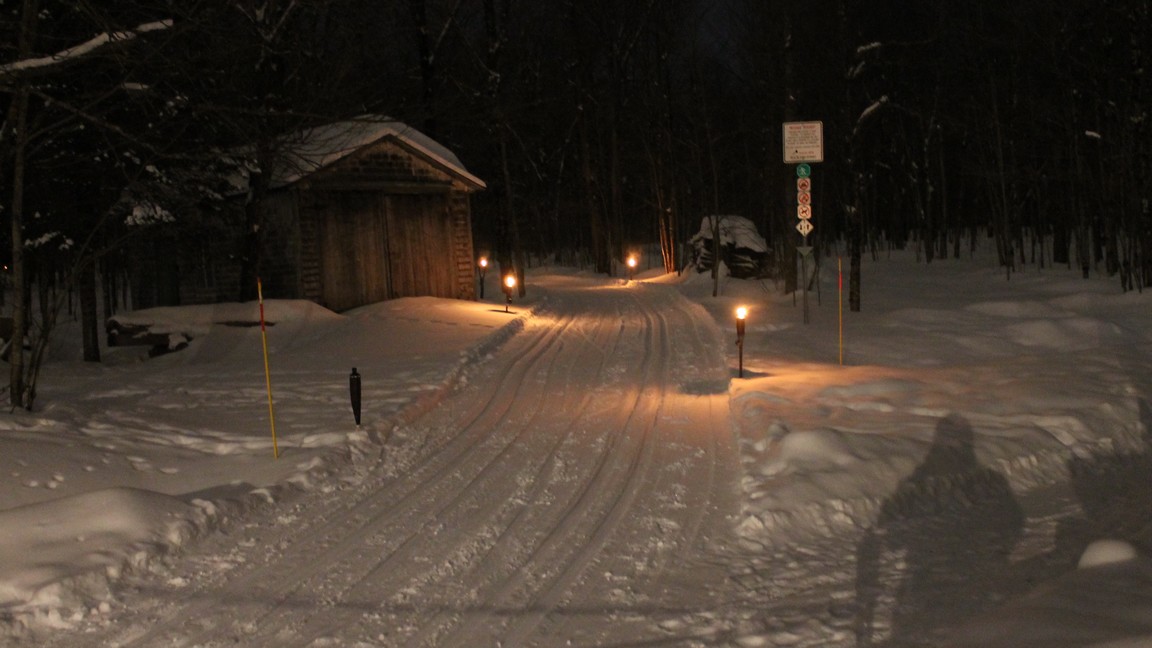 Les sentiers de ski de fond étaient illuminés par plusieurs flambeaux.