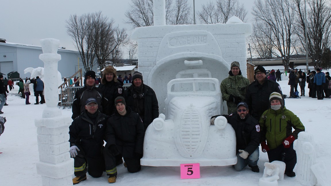 Les pompiers de Saint-Georges posent devant leur caserne de neige